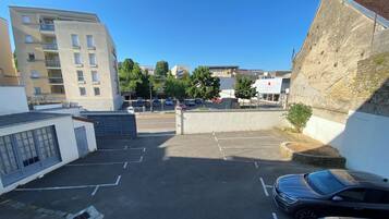 Parking sans voiturier (5 EUR par jour)