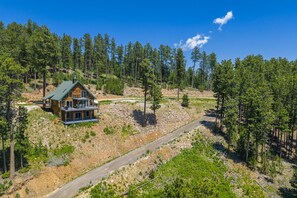 Exterior - Whiskey Ridge – Cozy Log Cabin Retreat in the Black Hills (Lead)