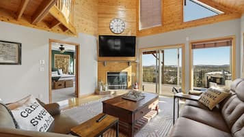 TV connectée, cheminée, livres