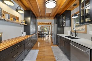 Fridge, microwave, oven, stovetop - Whiskey Ridge – Cozy Log Cabin Retreat in the Black Hills (Lead)