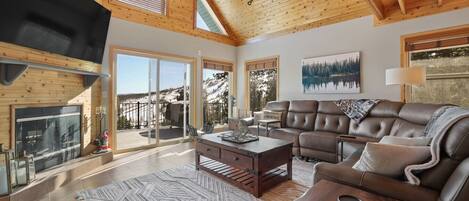 智能電視、壁爐、書籍