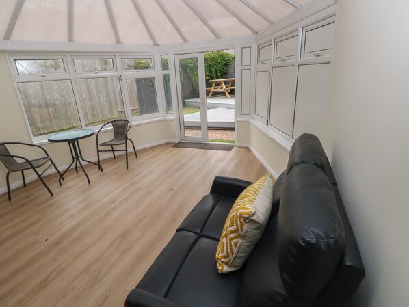 Living area - 21 Heol Gylfinir (Barry)