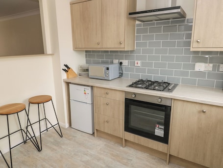 Lavavajillas, tetera/pava eléctrica, tostadora, utensilios de cocina