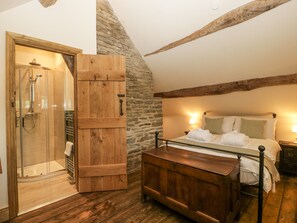 Cottage | 9 bedrooms, individually decorated, individually furnished, free WiFi - Evenjobb Court Farmhouse (Presteigne)