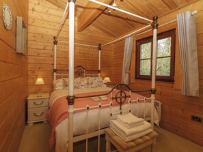 2 quartos, individualmente decorados, individualmente mobiliados