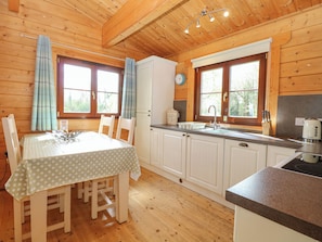 Dishwasher, electric kettle, cookware/dishes/utensils - Heron Lodge (Bury St Edmunds)