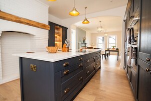 Frigorífico, lavavajillas, hervidor eléctrico y tostadora