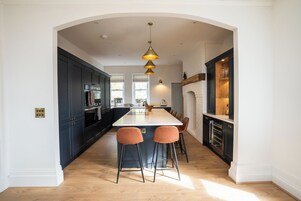 Frigorífico, lavavajillas, hervidor eléctrico y tostadora