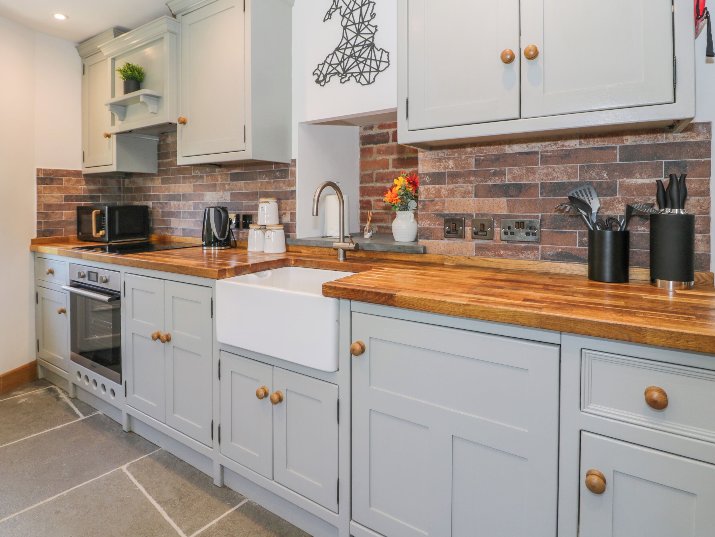 Kylskåp, vattenkokare, brödrost och grytor/köksredskap