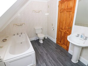 A bathroom with a bathtub, toilet, and sink. - Bryn Tawel (Crymych)