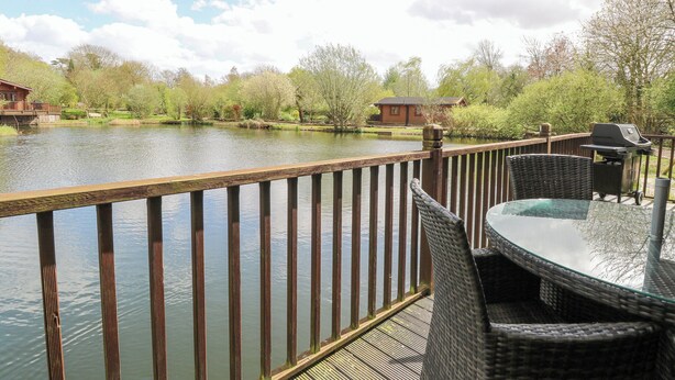 Outdoor dining - Woodpecker Lodge (Bury St Edmunds)