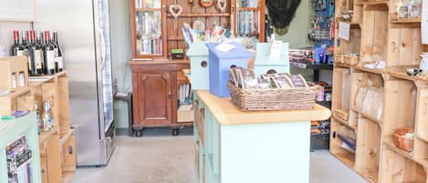 Una librería con estanterías de madera y una zona de exhibición central.
