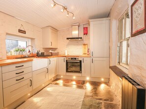 Ísskápur, uppþvottavél, rafmagnsketill, brauðrist