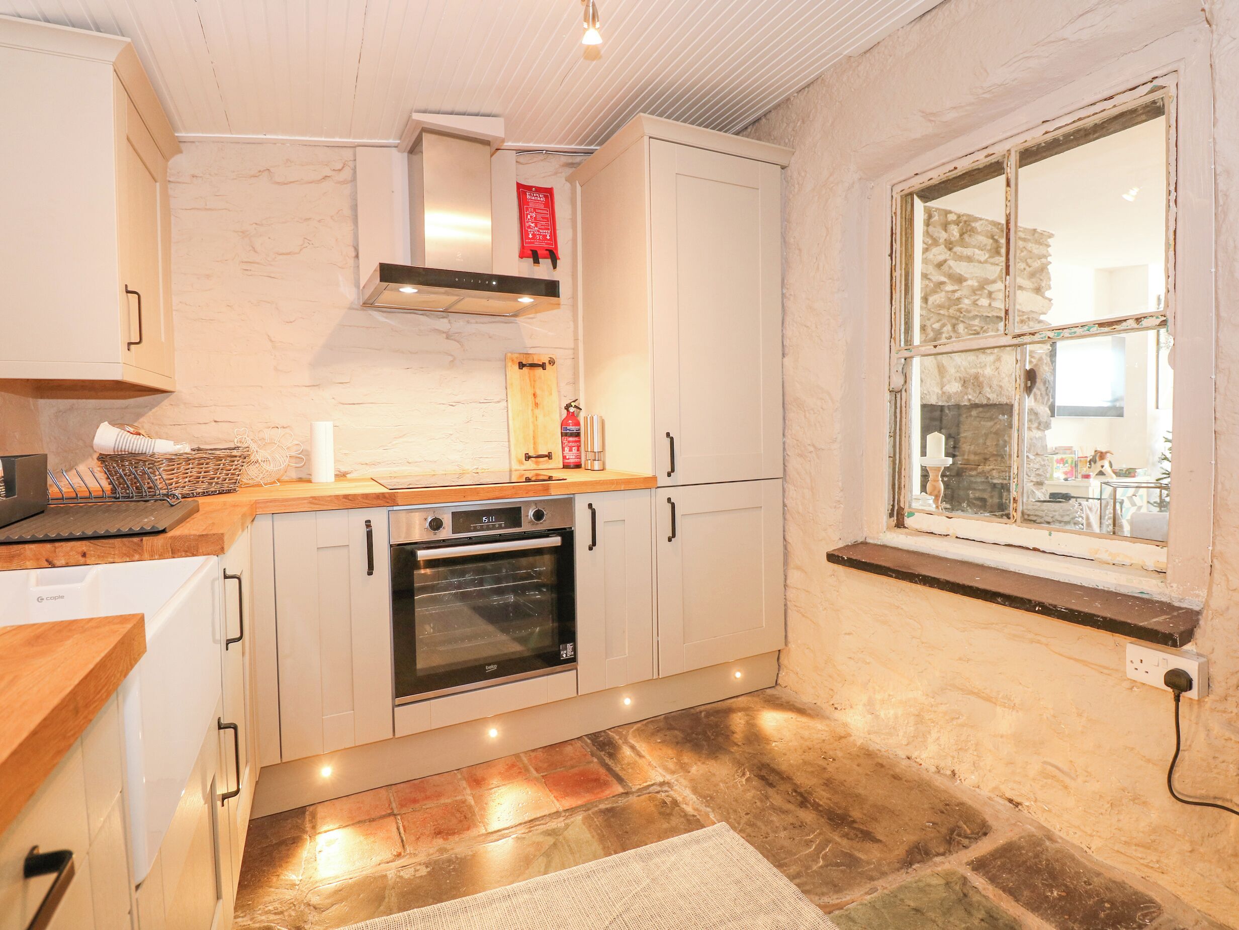 Jääkaappi, astianpesukone, vedenkeitin, leivänpaahdin