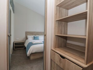 2 quartos, individualmente decorados, individualmente mobiliados
