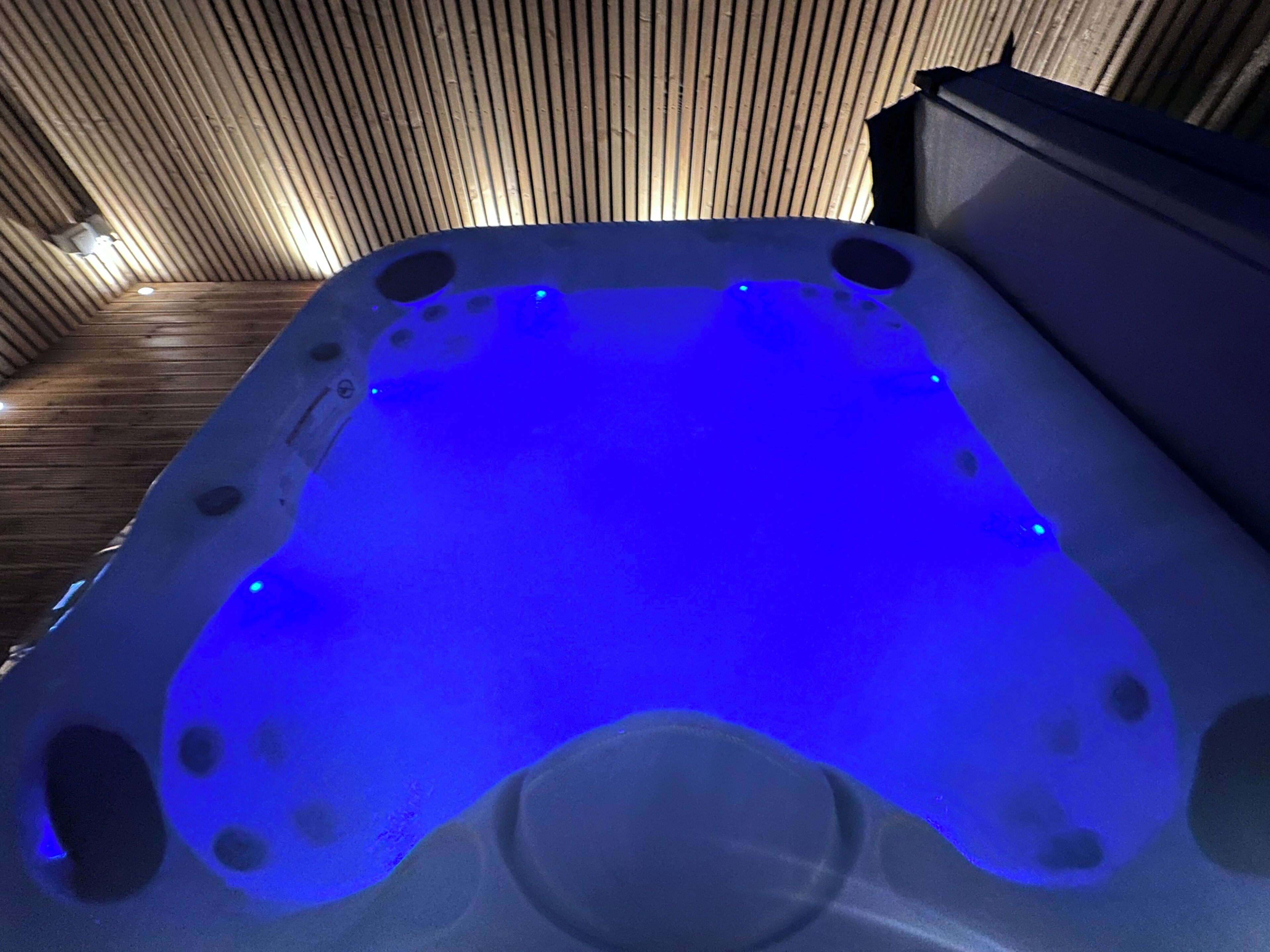 Un jacuzzi con luz azul.