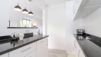 Kjøleskap, oppvaskmaskin, vannkoker og brødrister