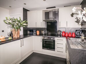 Fridge, dishwasher, cookware/dishes/utensils - The Red (Saint Asaph)