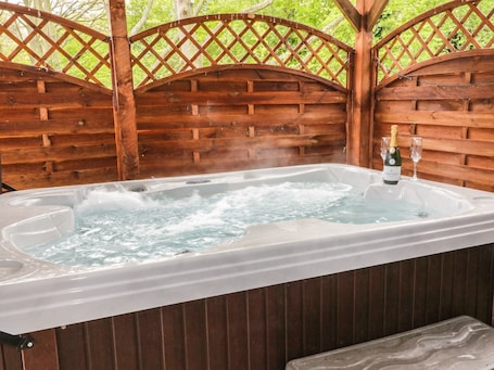 Outdoor spa tub. The Red