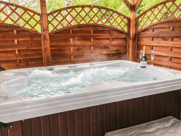Outdoor spa tub - The Red (Saint Asaph)