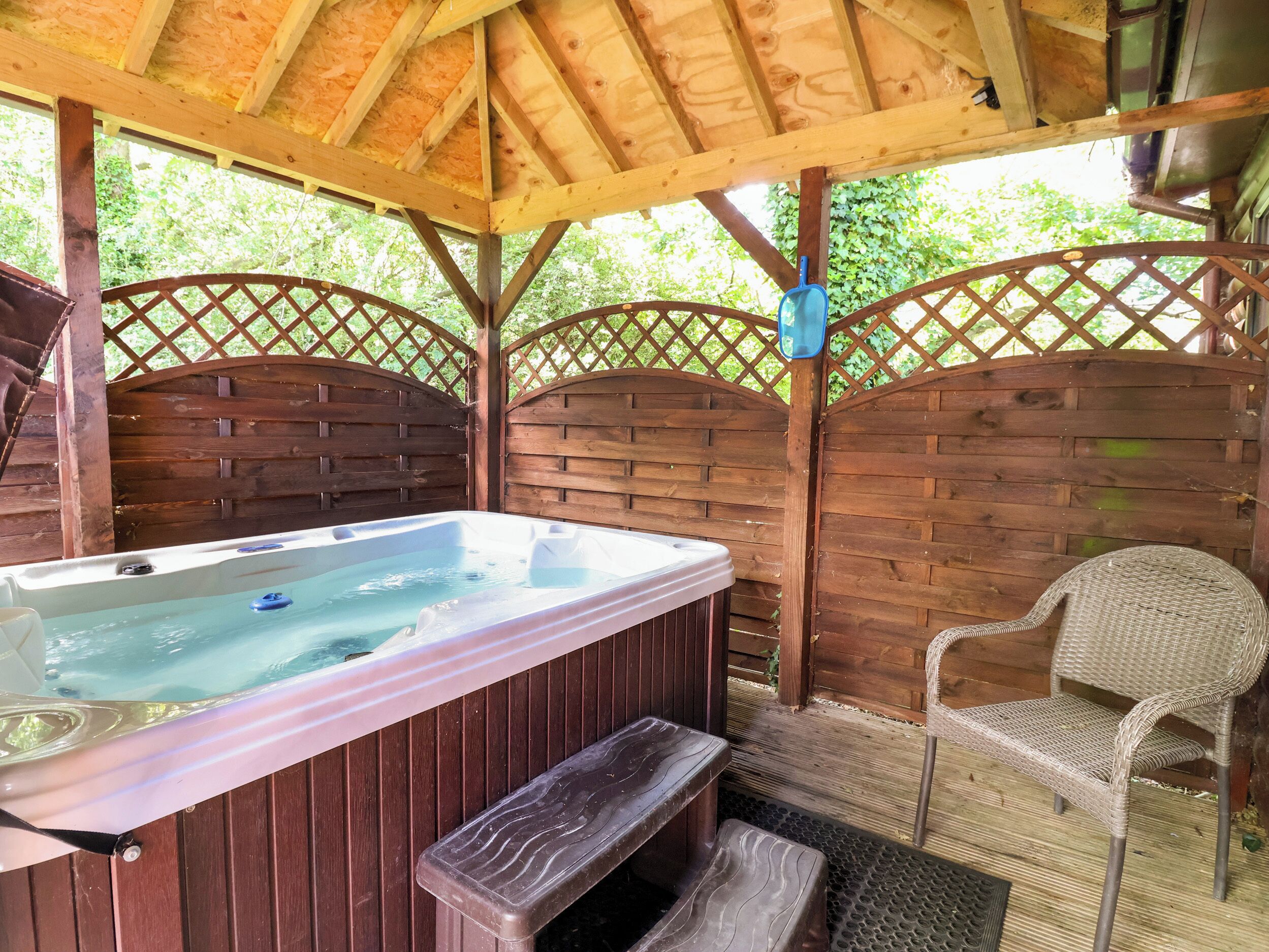 Cottage | Outdoor spa tub