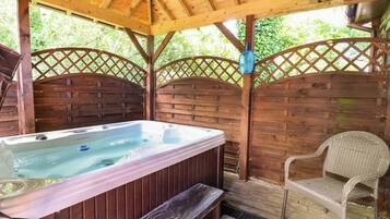 Cottage | Outdoor spa tub