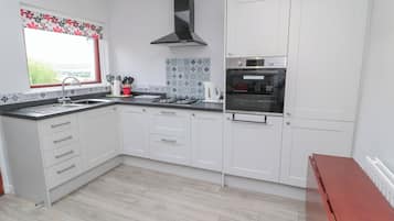 Een koelkast, een waterkoker, een broodrooster