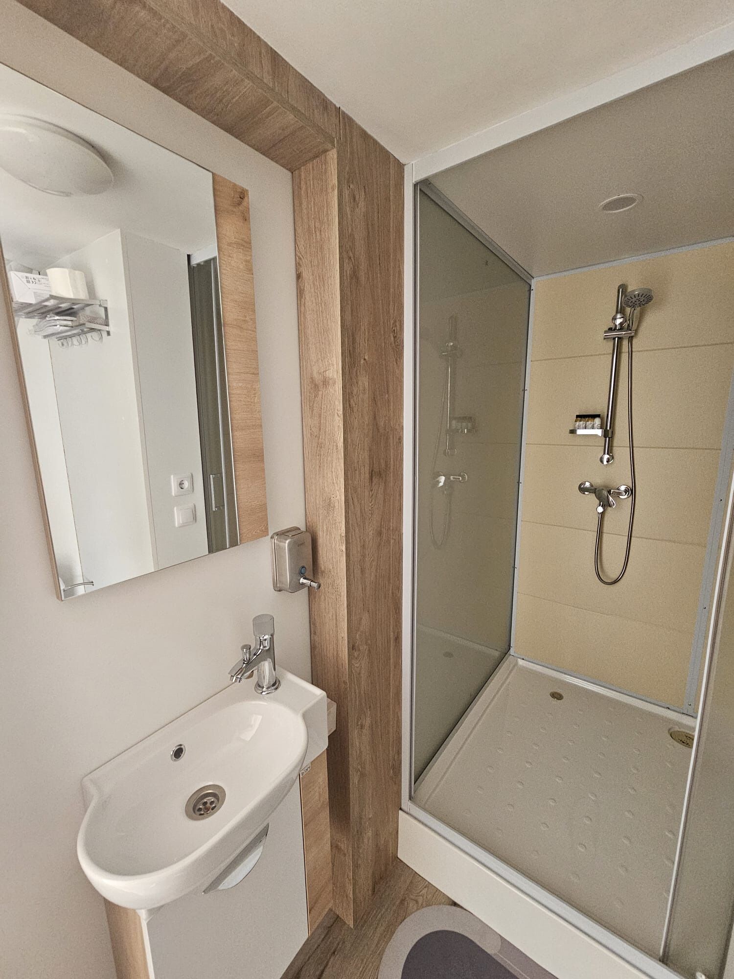 Deluxe huisje, balkon, uitzicht op bergen | Badkamer | Een douche, een haardroger, badjassen, pantoffels