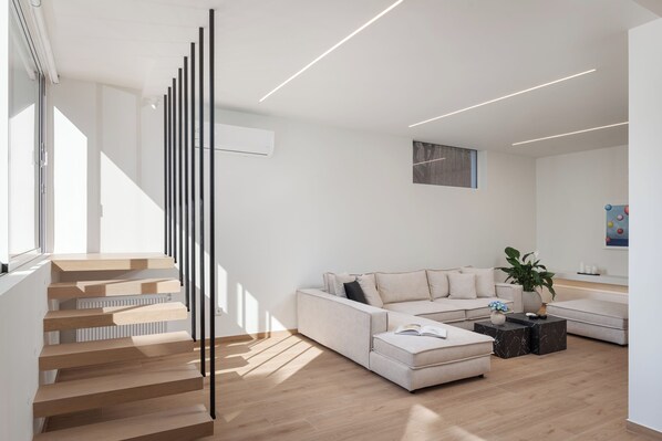 Apartament clàssic, pati, vistes al jardí | Sala d'estar | Televisor intel·ligent de 55 polzades amb canals digitals