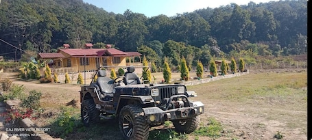 Basic Double Room, Balcony, Hill View | Living area