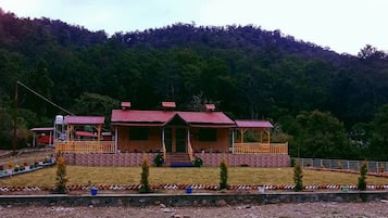 Phòng đôi cơ bản, ban công, quang cảnh đồi núi | Khu phòng khách