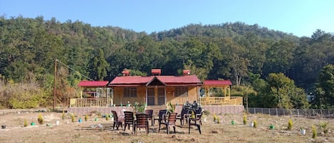 Basic Double Room, Balcony, Hill View | Living area
