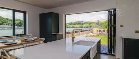 Réfrigérateur, lave-vaisselle, bouilloire électrique