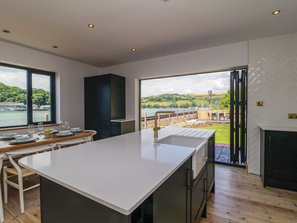 Réfrigérateur, lave-vaisselle, bouilloire électrique