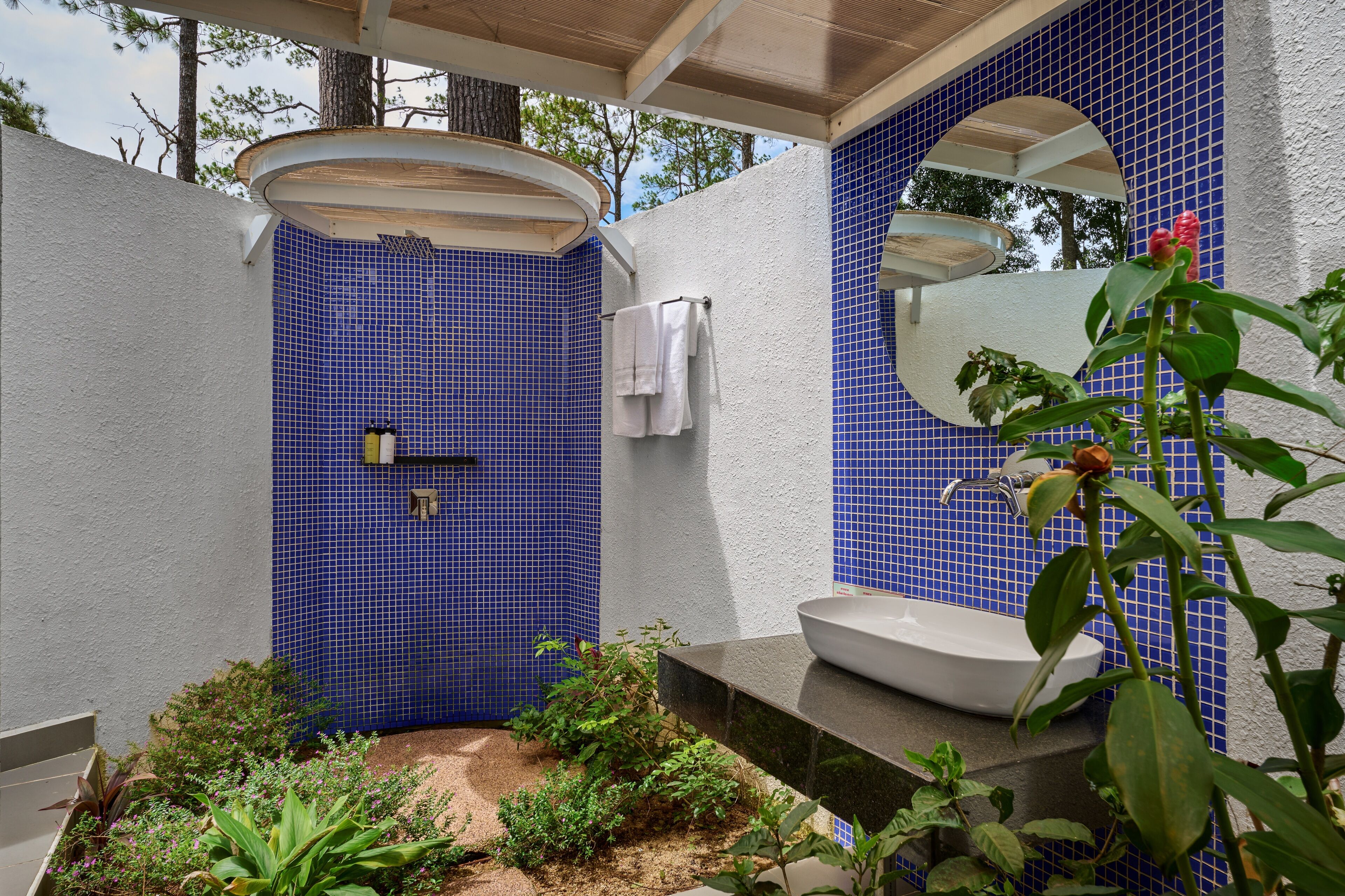 Family Suite Room Garden View | Bathroom | Shower, rainfall showerhead, hair dryer, slippers
