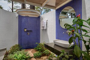 Family Suite Room Garden View | Bathroom | Shower, rainfall showerhead, hair dryer, slippers - Romdoul Kirirom Resort by EHM (Kampong Seila)