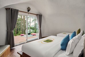 Familierom, hageutsikt | Skrivebord, wi-fi (inkludert) og sengetøy