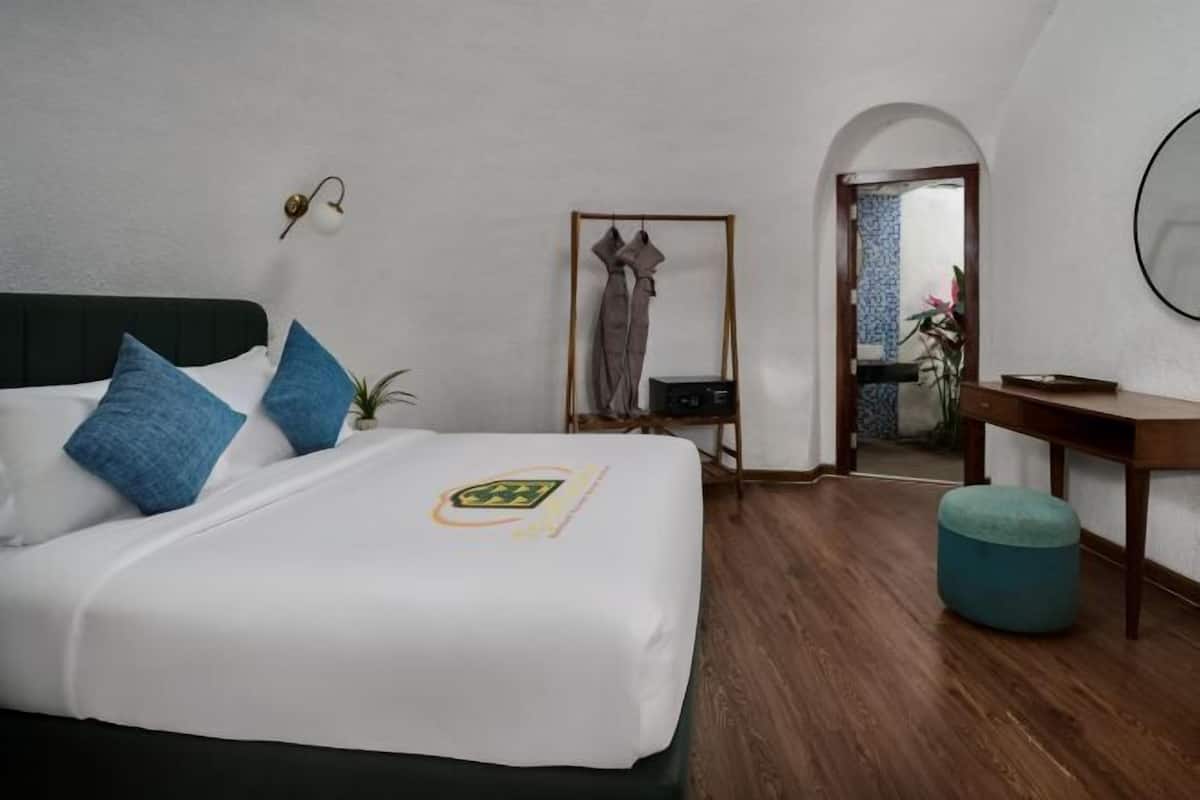 Minibar, escritorio, wifi gratis y ropa de cama