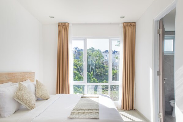 Desk, free WiFi, bed sheets