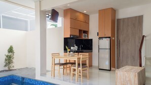Lemari es, microwave, kompor, dan peralatan masak/sendok-piring