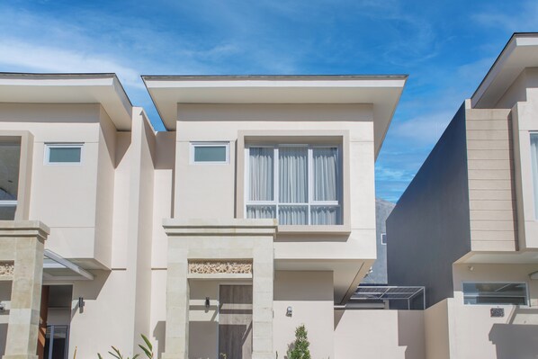 Front of property - Azura Breeze Villas by Premier Hospitality Asia (Nusa Dua)