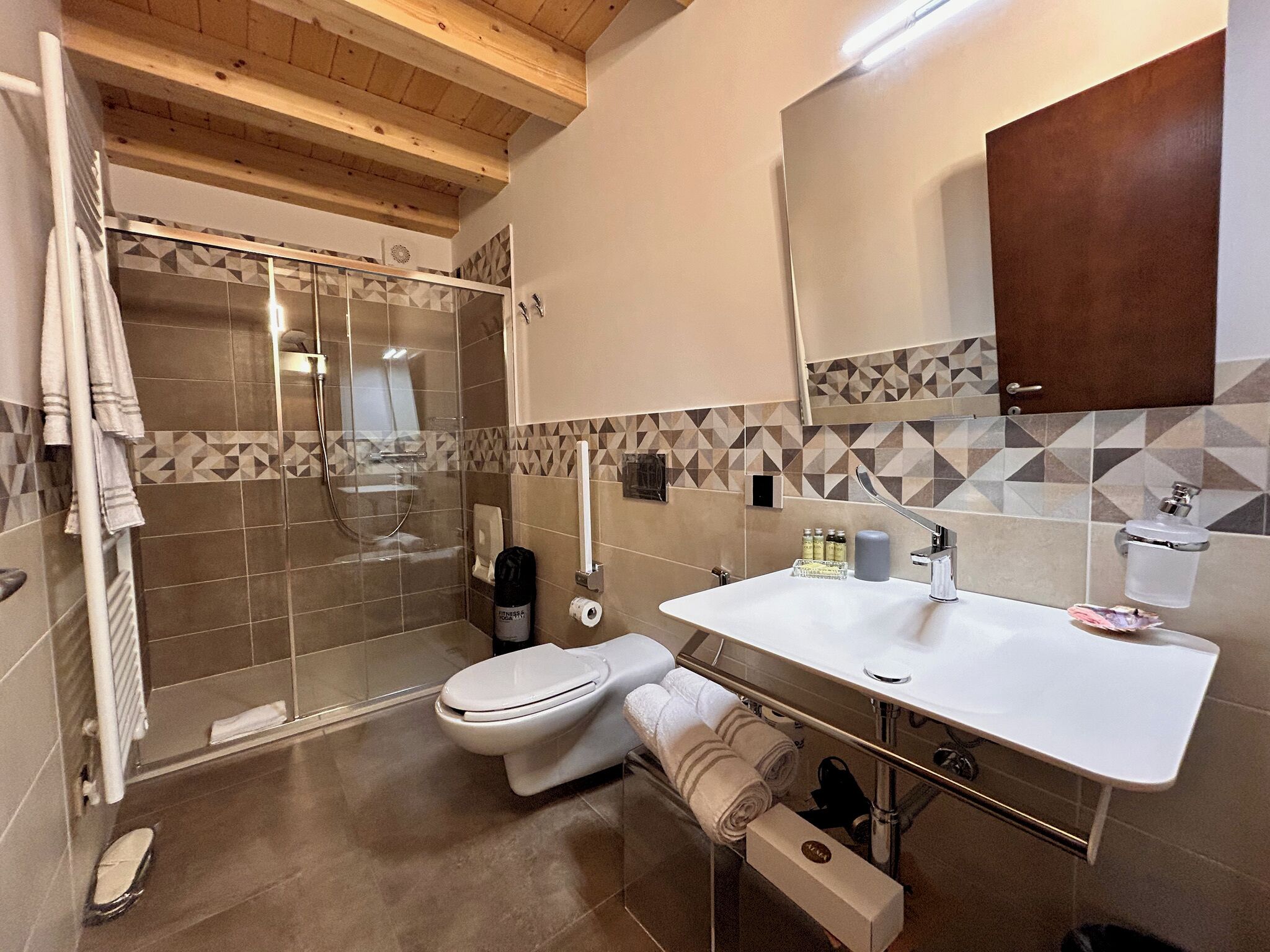 Deluxe Double Room, Mobility Accessible, Garden View | Bathroom