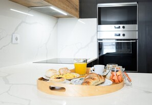 Réfrigérateur, micro-ondes, four, cafetière/bouilloire