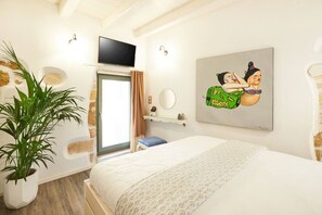 4 bedrooms, desk, iron/ironing board, travel crib