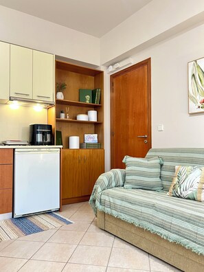 Smart TV, books - Haplotēs Rhodes Apartment (Koskinou)