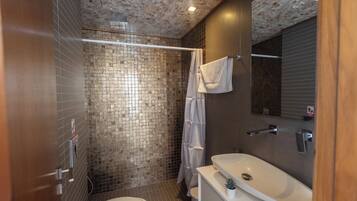 Villa, 3 Bedrooms, Private Pool, Garden View | Bathroom