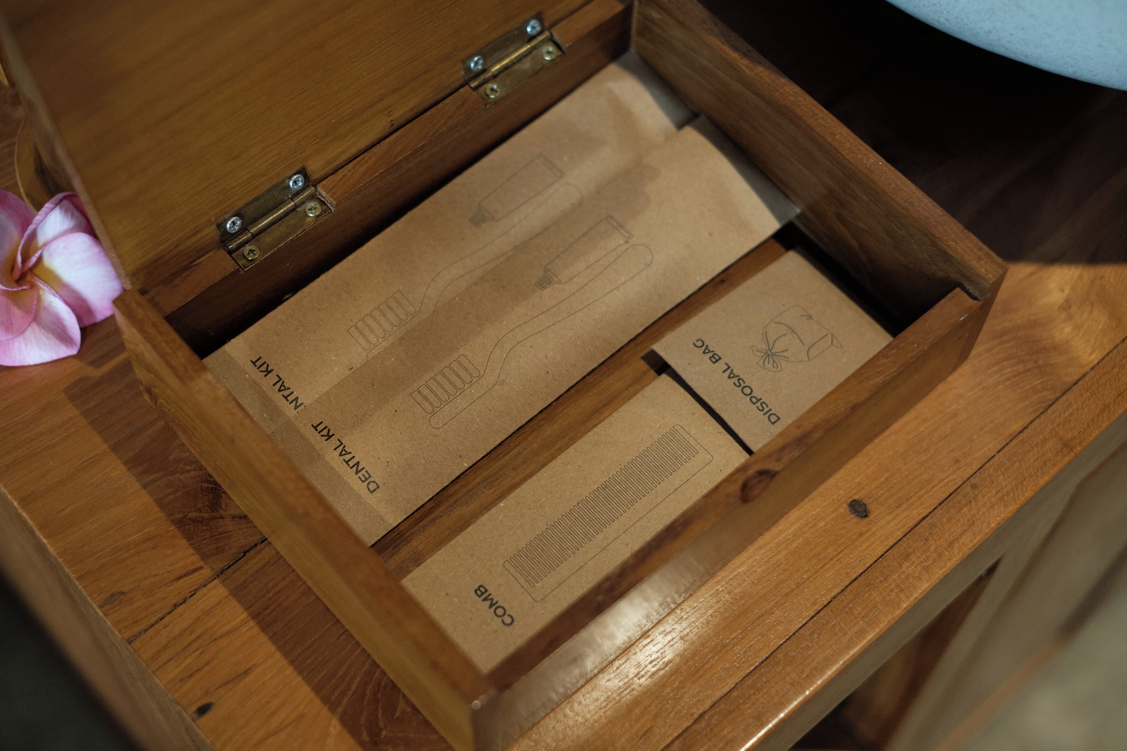 Eine Holzkassette mit zwei Fächern, eines mit einem Kamm und das andere mit einer Taschentuchbox.