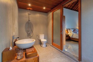 Luxury Villa, Havuz Manzaralı | Banyo | Ayrı küvet ve duş, saç kurutma makinesi, bornoz, terlik