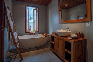 Luxury Villa, Pool View | Bilik Mandi | Tab mandi dan pancuran berasingan, pengering rambut, jubah mandi