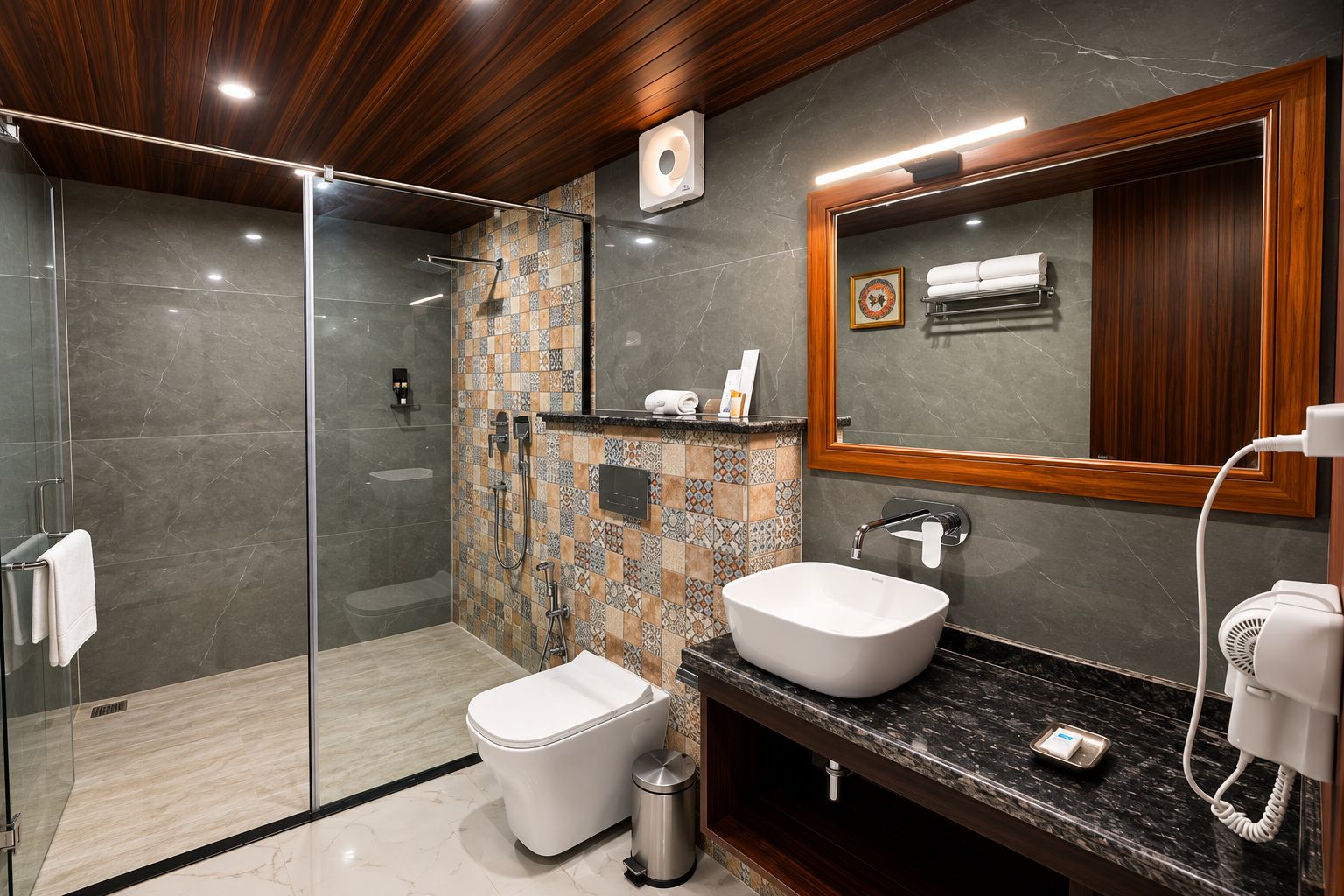 Une salle de bain moderne dotée d’une douche à parois de verre, de toilettes blanches, d’un lavabo avec un plan de travail en marbre et d’un miroir avec un cadre en bois.